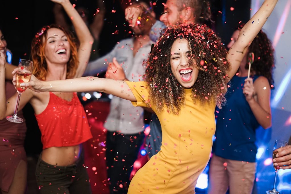 Young multiracial people dancing and celebrating with champagne at party night club - Focus on african girl face Création de site internet à Vauvert en petite Camargue